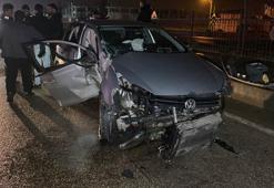 Bursa'da kontrolden çıkan otomobil direğe çarptı: 2 yaralı