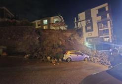 Bursa'da sitenin istinat duvarı çöktü; otomobil kullanılamaz hale geldi