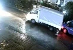 Avcılar’da park halindeki minibüse çarptı; hasarı kontrol edip yoluna devam etti