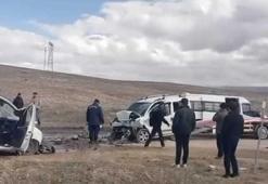 İki hafif ticari araç kafa kafaya çarpıştı; 2'si ağır, 4 yaralı