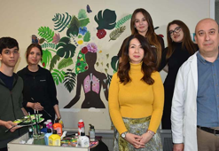 Kanser hastalarına moral için hastane duvarına resim yaptılar