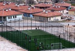 Bakan Kurum, depremzede çocukların halı saha keyfini paylaştı