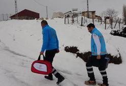 Bitlis’te zorlu kış şartlarında yatalak hastaya evde diş tedavisi