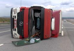 Tuzla’da virajı alamayan TIR devrildi