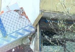 Sultangazi'de kentsel dönüşüm kapsamında apartman yıkıldı; yandaki binada hasar oluştu