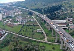 TEM’de 2 TIR ve 2 otomobil çarpıştı; araç kuyruğu dron kamerasında