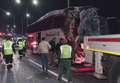 Sancaktepe'de seyir halindeki yolcu otobüsü TIR'a çarptı: 10 yaralı