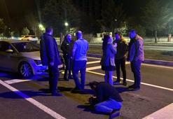 Kırmızı ışıkta bekleyen otomobile çarpan alkollü sürücüyü çevredekiler darbetti