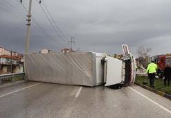 Kamyon, yağmur nedeniyle kayganlaşan yolda devrildi; kaza kamerada