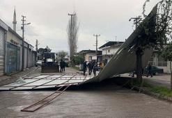 Aydın'da fırtına nedeniyle iş yerinin çatısı uçtu