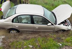 Balıkesir'de otomobil araziye yuvarlandı: 3 yaralı