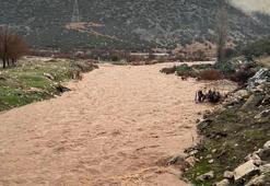 Antalya'da sağanak; dereler taştı, tarım alanlarını su altında kaldı