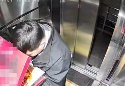 Götürdüğü pizzanın malzemesini yiyip asansöre tuvaletini yaptı; o anlar kamerada
