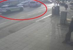 Otomobille giderken silahlı saldırıya uğradı, yaralı halde kaçıp polise sığındı; o anlar kamerada