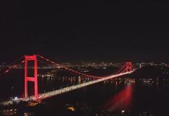 İstanbul'un sembol yapıları 'Dünya Otizm Farkındalık Günü'nde mavi kırmızı renklerle ışıklandırıldı