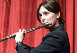Eğitimi için günde 160 kilometre yol giden Zeynep Ece, Fransa'daki flüt yarışmasında birinci oldu