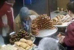 Pastanede alışveriş yapan kadının cep telefonunu çalan yankesici: Dayanamadım