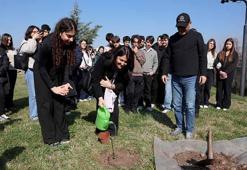 Yürüyen Köşk'ün simgesi olan çınardan elde edilen fide, Anıtkabir'de toprakla buluştu