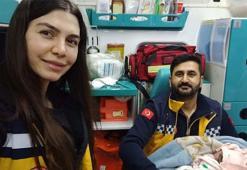 İlk çocuğunu ambulansta dünyaya getirdi