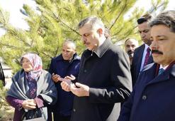 Bakan Çiftçi, Neşet Ertaş'ın kabrini ziyaret etti