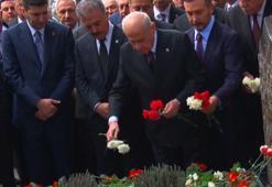 Bahçeli, Türkeş'in kabrini ziyaret etti