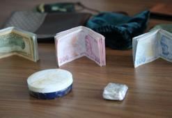 Otobüste unutulan içinde 600 bin liralık altın ve bir miktar para olan çanta sahibine ulaştırıldı