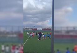 U-14 liginde futbolcuların maç sonu tekmeli yumruklu kavgası kamerada