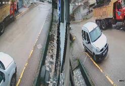 Çalışır halde bırakılan hafriyat kamyonu hareket edip kaldırımdaki yayaya çarptı; kaza kamerada