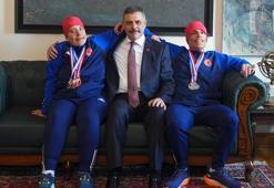 Otizmli ikiz kayakçıların hedefi dünya şampiyonluğu