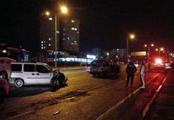 Seyir halindeyken arızalan minibüse hafif ticari araç çarptı: 6 yaralı