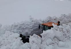 Erzincan’da 4 metreyi aşan karla mücadele