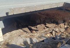 Siirt’te kaldırım çöktü; yol trafiğe kapatıldı