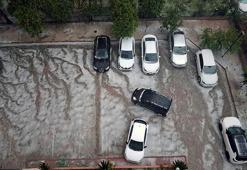 Adana’da sağanak ve dolu yağışı; cadde ve sokaklar beyaza büründü