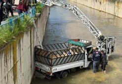 Dereye uçan kamyonetin sürücüsü öldü; kaza kamerada