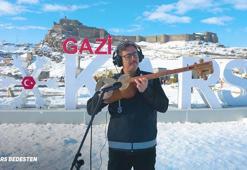 Kars polisi hem çaldı hem söyledi