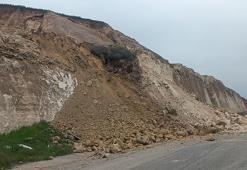 Batman'da üniversite yolu üzerinde heyelan