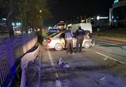 Otomobil refüjdeki bariyerlere çarptı: 2 yaralı