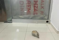 Şehzadeler CHP İlçe Başkanlığı binasına taşlı saldırı