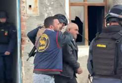 2 evi ateşe verdi, gelen jandarma ekiplerine saatlerce direndi