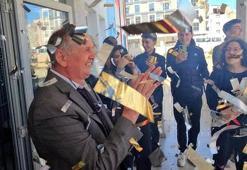 Emekliye ayrılan 40 yıllık öğretmen alkışlarla uğurlandı