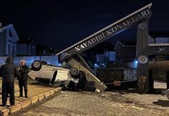 Takla atan otomobil, sitenin girişindeki beton bloğa çarptı: 1 yaralı