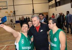 Bakan Bak, down sendromlu sporcularla maç yaptı