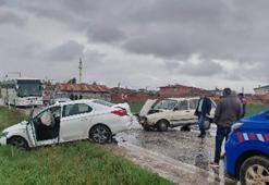 Çorum'da iki otomobil kafa kafaya çarpıştı: 3 yaralı