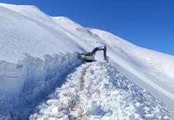 Hakkari'de askeri üs bölge yollarında 6 metrelik karla mücadele