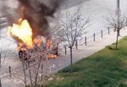 Zeytinburnu'nda otomobil alev alev yandı; özel harekat polisleri yolu kapattı