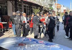 Kavga ihbarına giden polisler Türk bayrağı ve çiçeklerle karşılandı