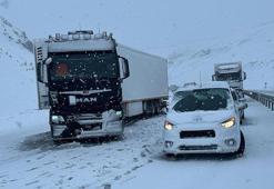 Erzincan- Sivas kara yolu Sakaltutan Geçidi’nde ulaşıma kar engeli