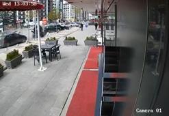 Otomobil park halindeki araçlara çarptı; kaza anı kamerada