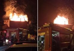 Kartal’da 3 katlı binanın çatısı alev alev yandı; 2 kişi dumandan etkilendi