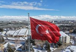 Erzurum ve Kars'ta kar yağışı; 73 kırsal mahalle yolu kapandı